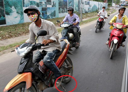 Quên gạt chống xe máy khi lưu thông bị xử phạt