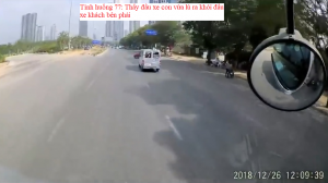 Tình huống 77: Tránh xe con băng qua đường